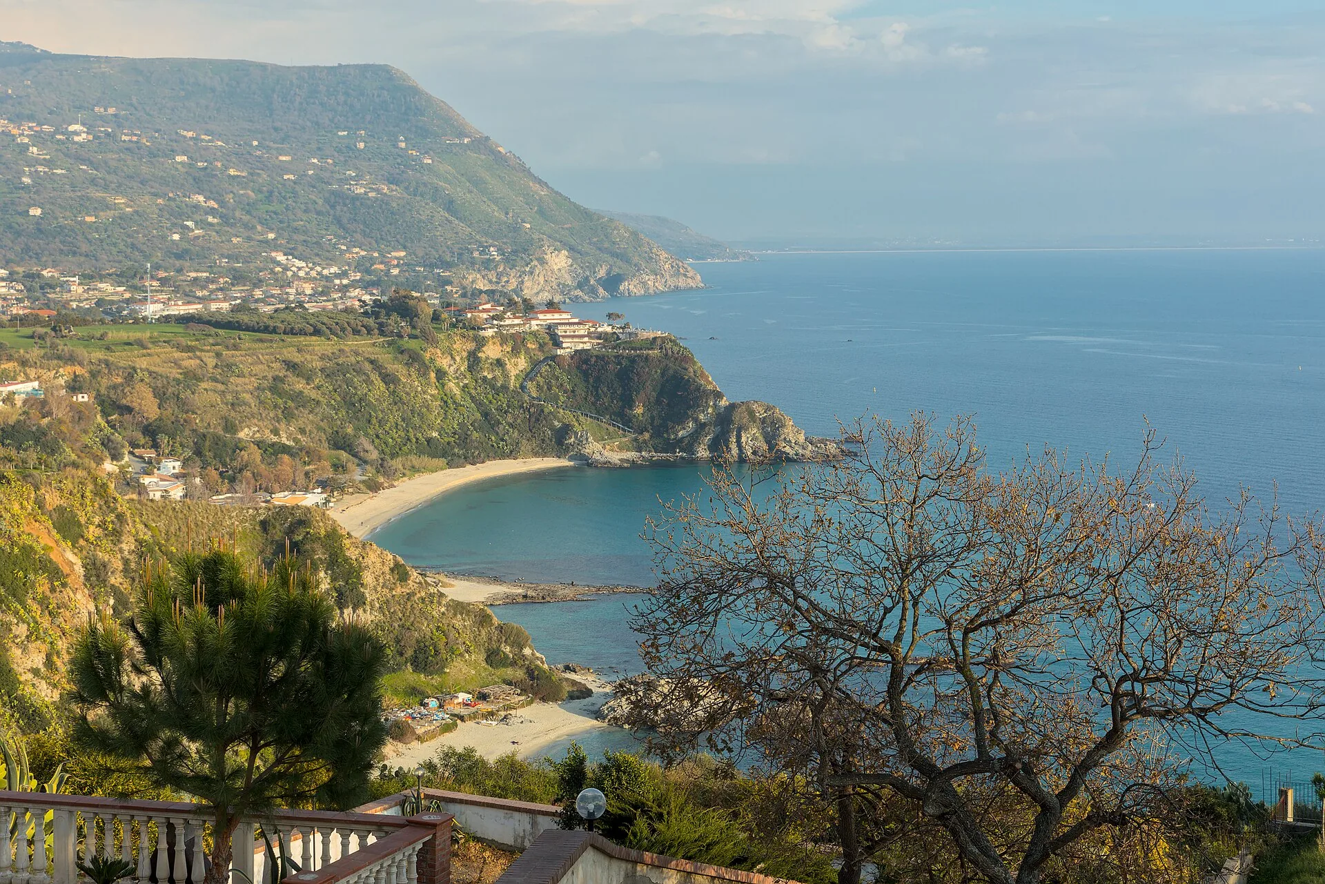 Vista aerea della costa di Capo Vaticano con calette e scogliere a Ricadi, Calabria
