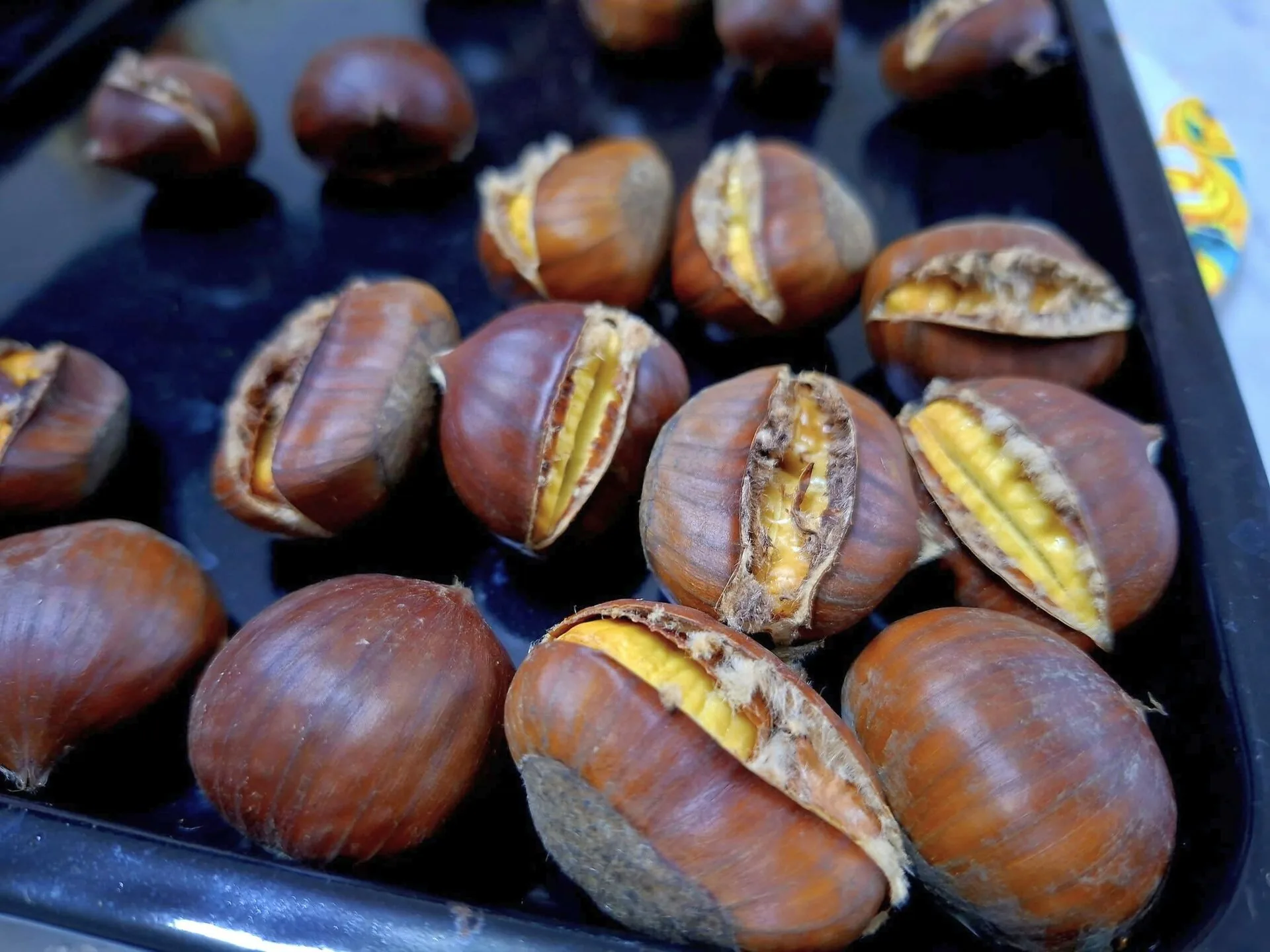 Castagne arrostite tipiche delle sagre d'autunno italiane