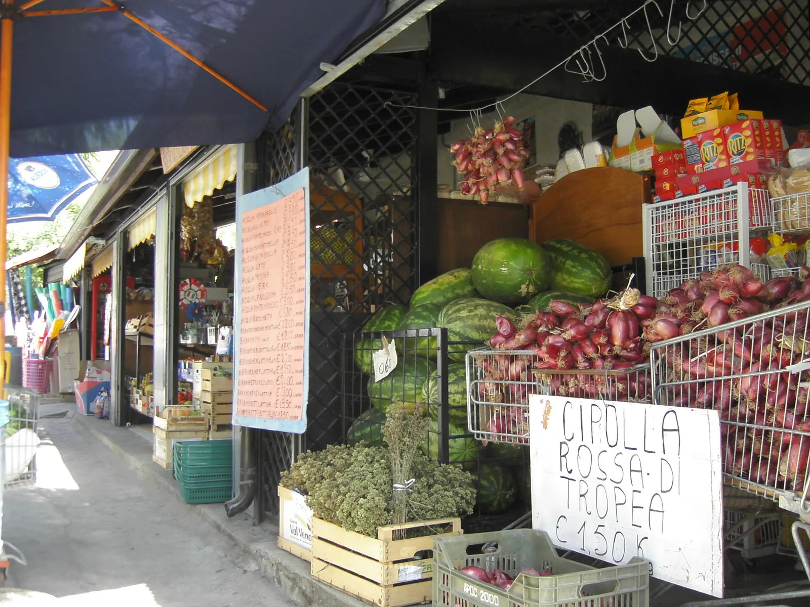 Cipolle rosse di Tropea in vendita al mercato, Calabria