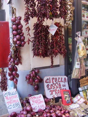 Bancarella con trecce di cipolla rossa di Tropea in vendita, Calabria