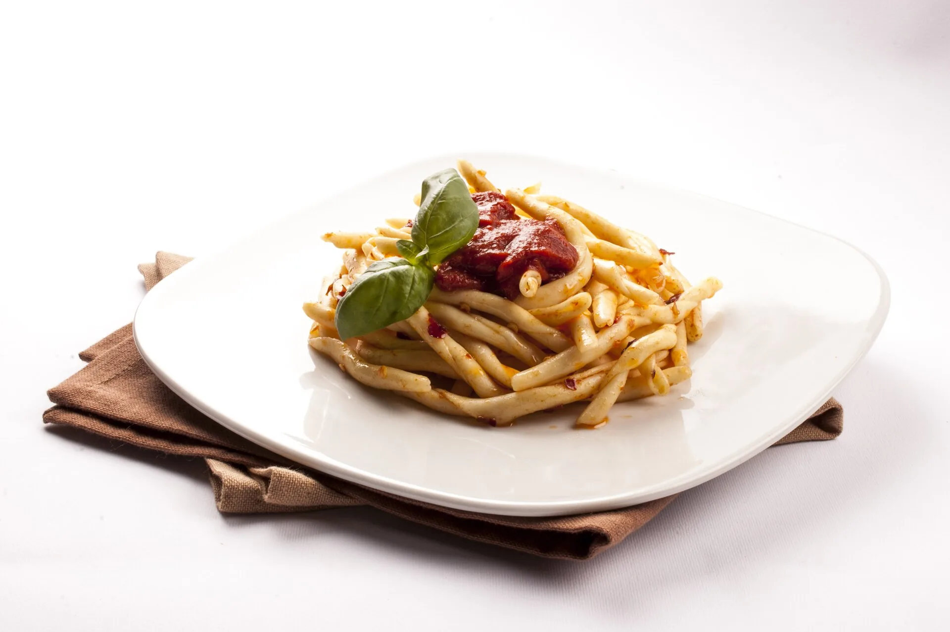 Piatto di fileja calabrese con sugo di 'nduja e basilico