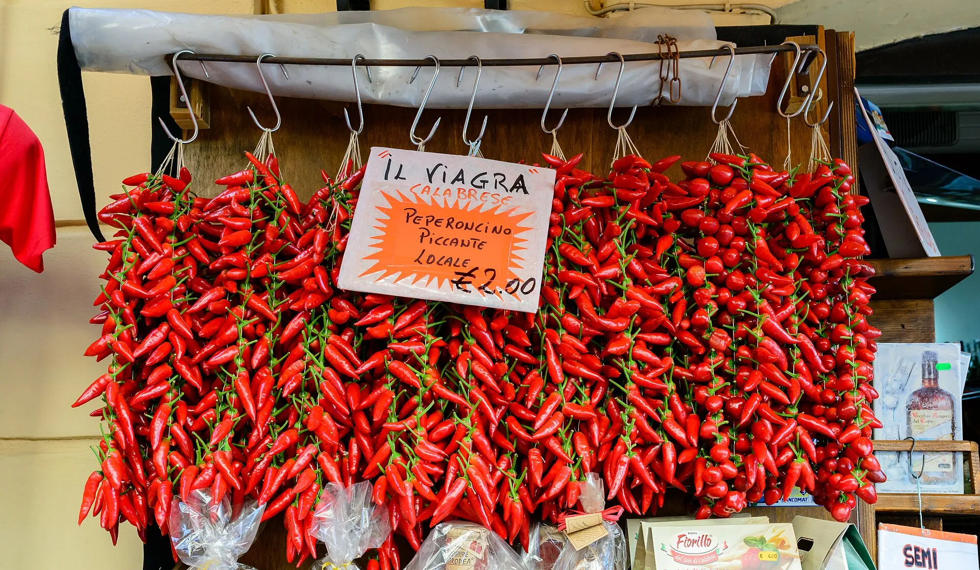 Peperoncini calabresi appesi ad essiccare, prodotto tipico della Calabria