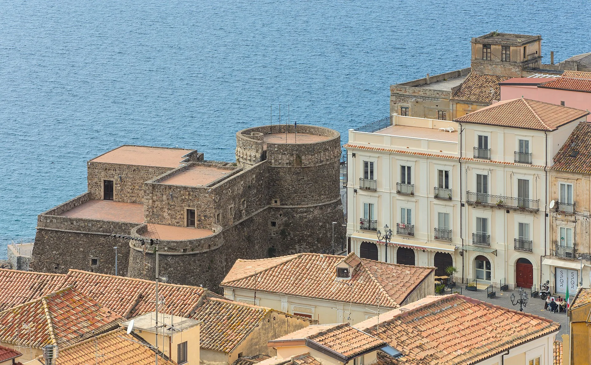 Vista della costa di Pizzo Calabro dal mare, tratto della Costa degli Dei