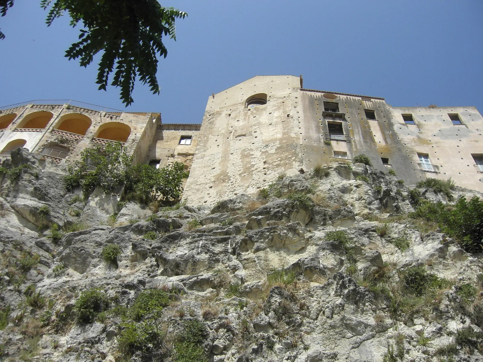 Vicolo del centro storico di Tropea a picco sulla scogliera, Calabria