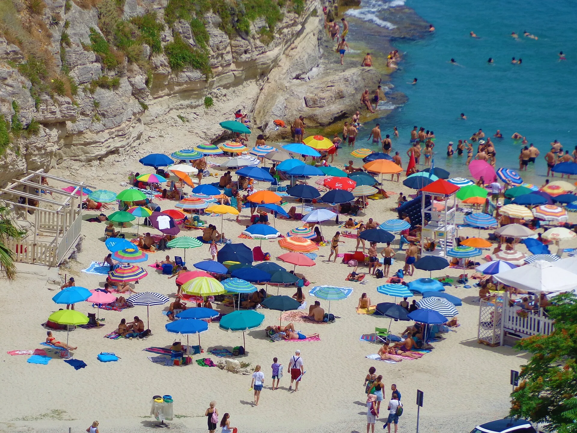 Spiaggia sotto il centro storico di Tropea vista dall'alto, Calabria