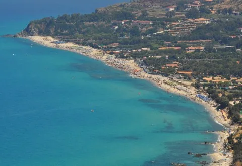 Spiaggia di Zambrone vista dall'alto, tratto di costa adatto alle famiglie in Calabria